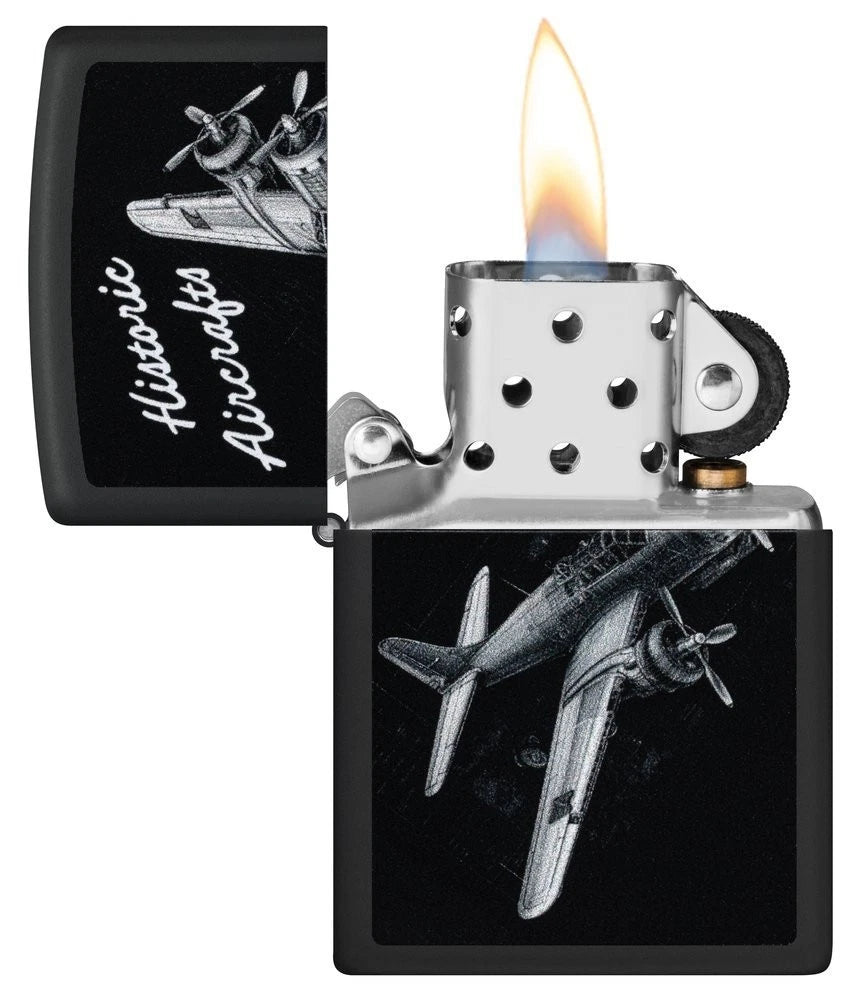 Offenes Zippo Feuerzeug mit brennender Flamme und Flugzeug-Design