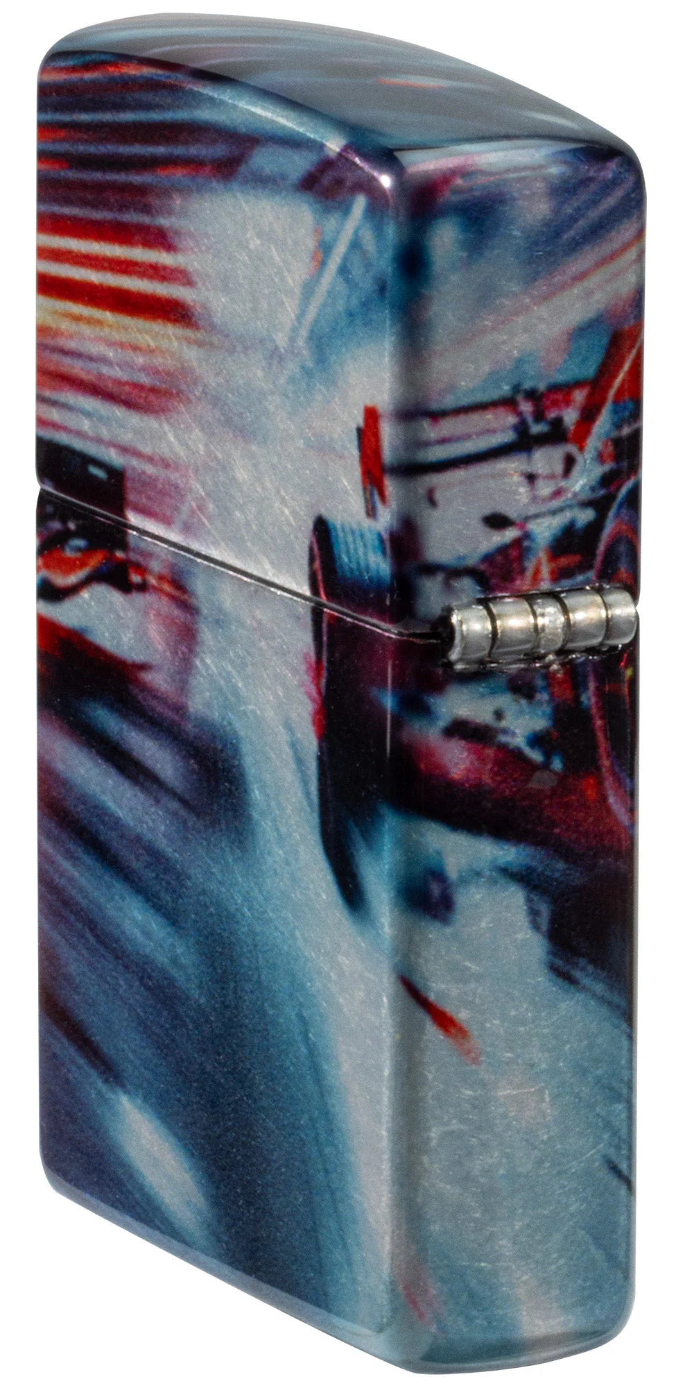 Seitenansicht eines Zippo Feuerzeuges am Scharnier mit fortlaufendem 540°-Motiv und Tumbled-Chrome-Struktur