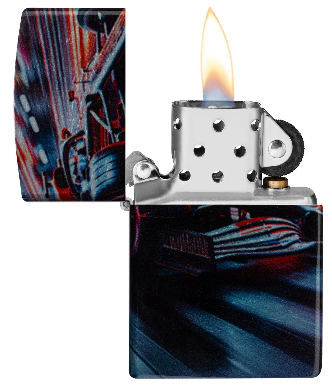 Geöffnetes Modell mit sichtbarer Flamme und Rennwagen-Motiv auf der Front eines Zippo Feuerzeuges.