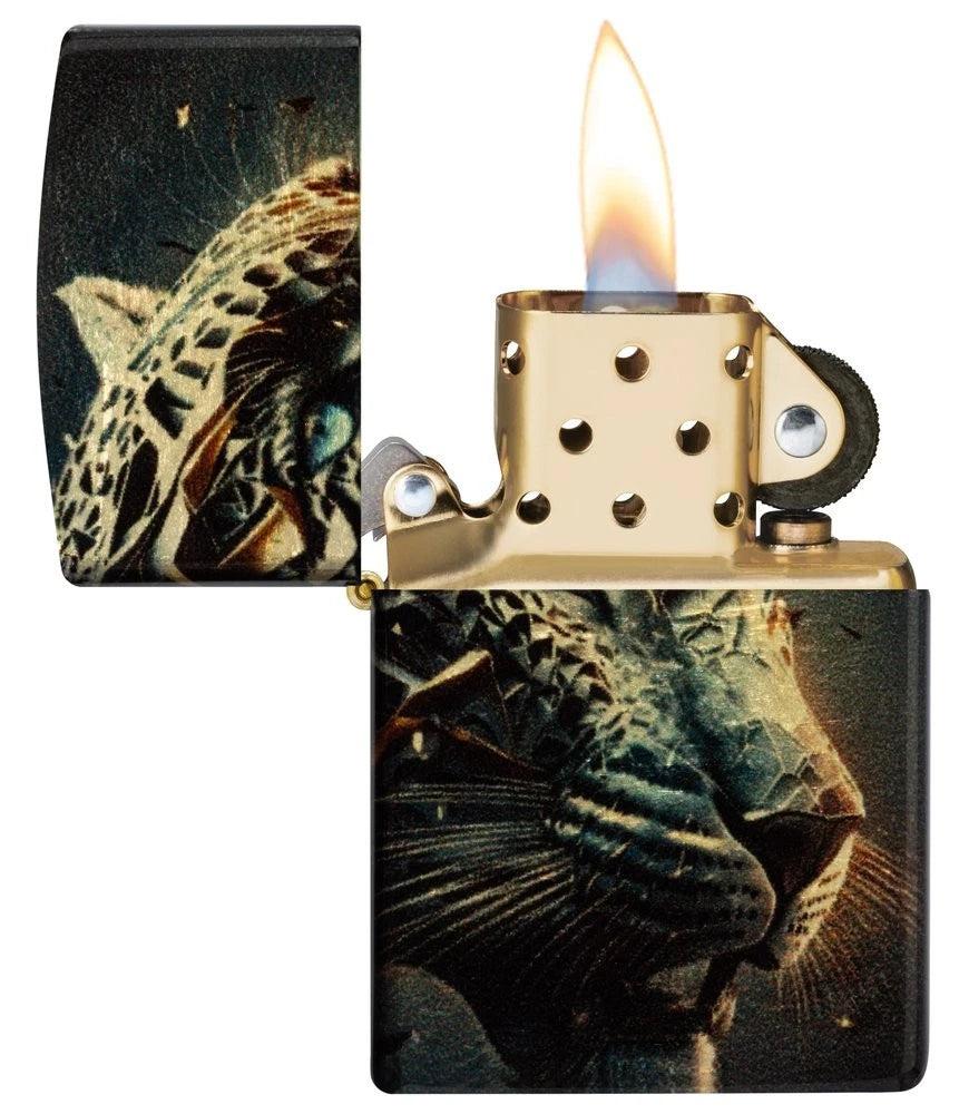 Offenes Zippo mit Flamme und Panthermotiv in edler Ausführung