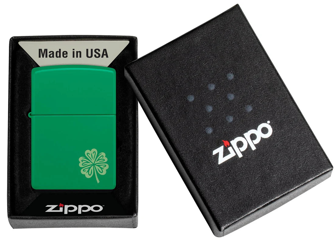 Zippo Feuerzeug in Grün mit Flamme und Kleeblatt-Motiv