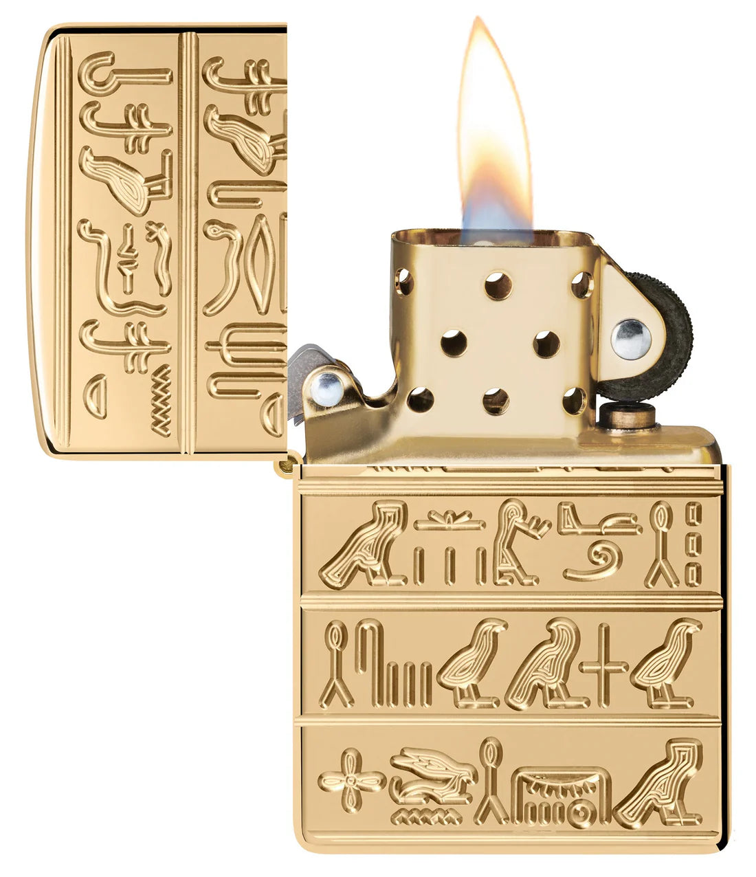 Geöffnetes Zippo Messing-Feuerzeug mit sichtbarer Flamme und Reliefgravur.