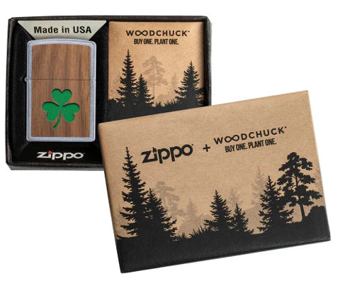 Zippo Benzinfeuerzeug mit Holzdekor und grünem Kleeblatt in Geschenkverpackung von Zippo + Woodchuck mit Waldmotiv.