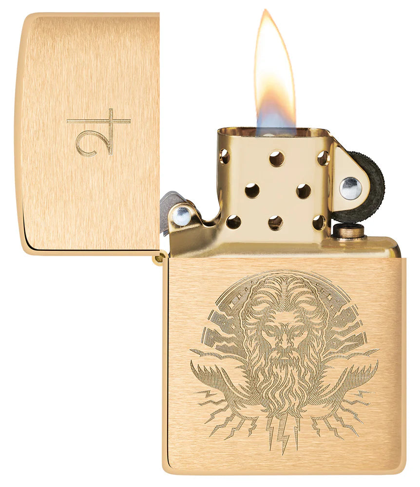 Geöffnetes, brennendes Zippo-Feuerzeug mit goldener Oberfläche und Jupiter-Gravur.