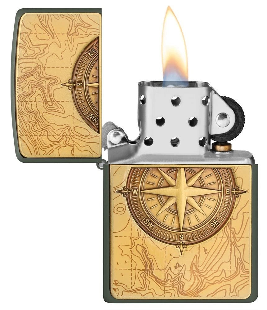 Offenes Zippo Feuerzeug mit Kompass Emblem und brennender Flamme