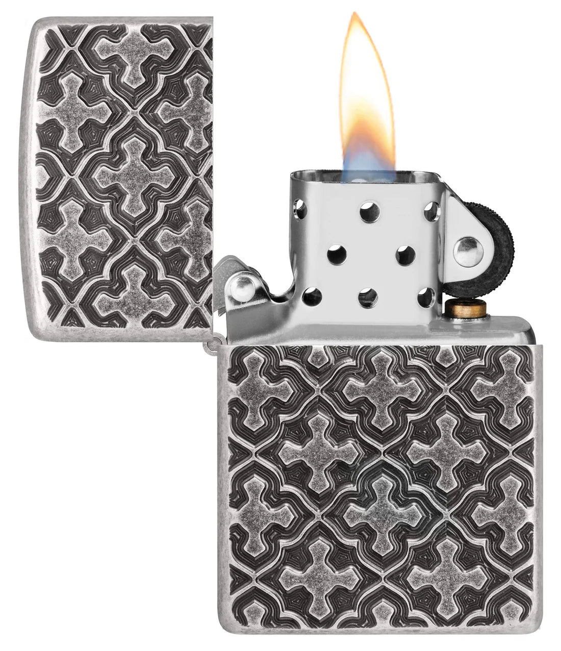 Offenes Zippo Armor-Feuerzeug mit Flamme und Deep-Carve Kreuzmuster im Antique-Silver-Look