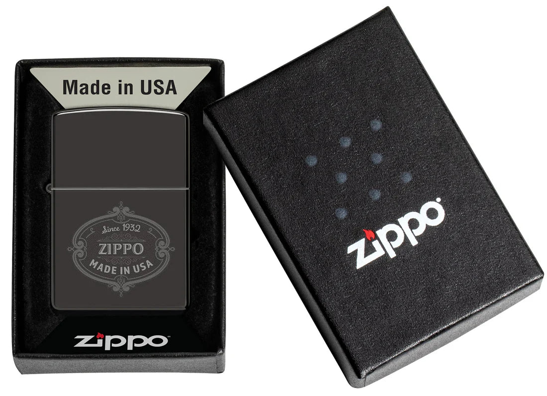 Schwarzes Zippo Feuerzeug in Geschenkverpackung mit Zippo Logo