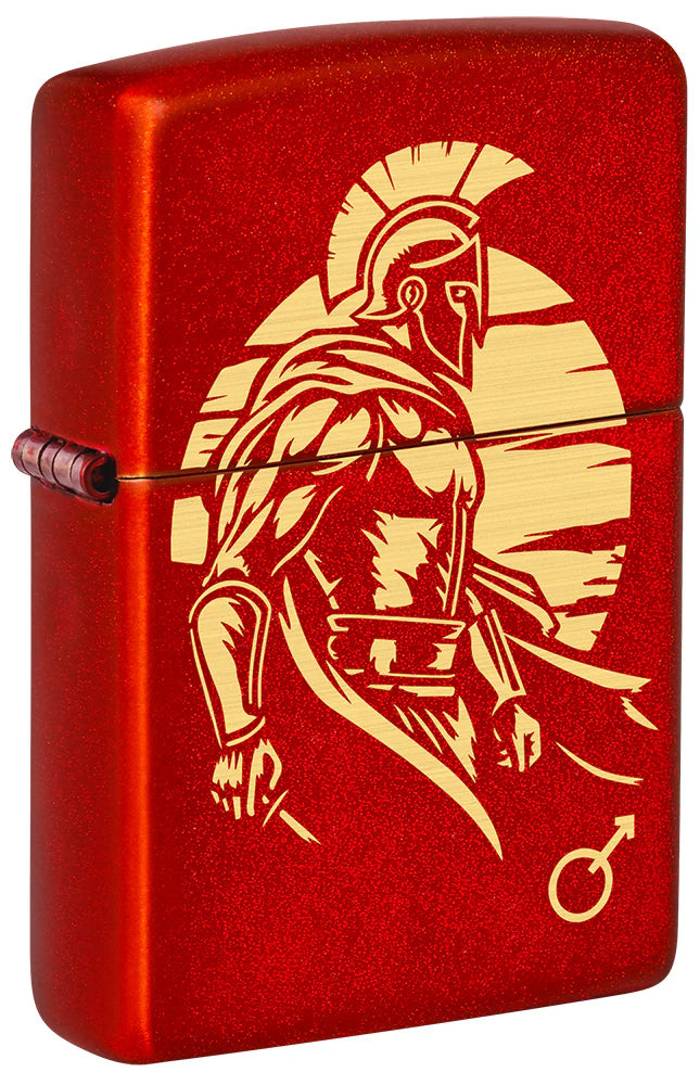 Rotes Zippo-Feuerzeug mit goldener Gravur eines Spartaners vor stilisierter Sonne – Seitenansicht leicht gedreht.