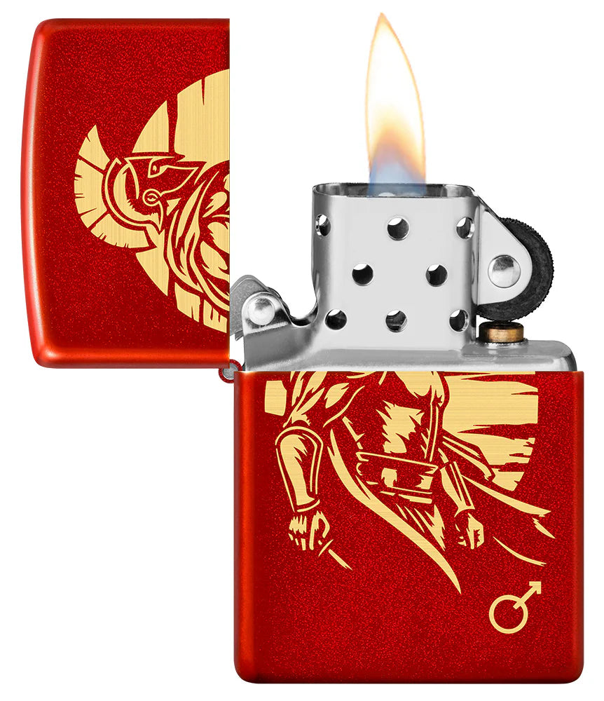 Geöffnetes rotes Zippo-Feuerzeug mit brennender Flamme und sichtbarer Gravur eines Spartaners.