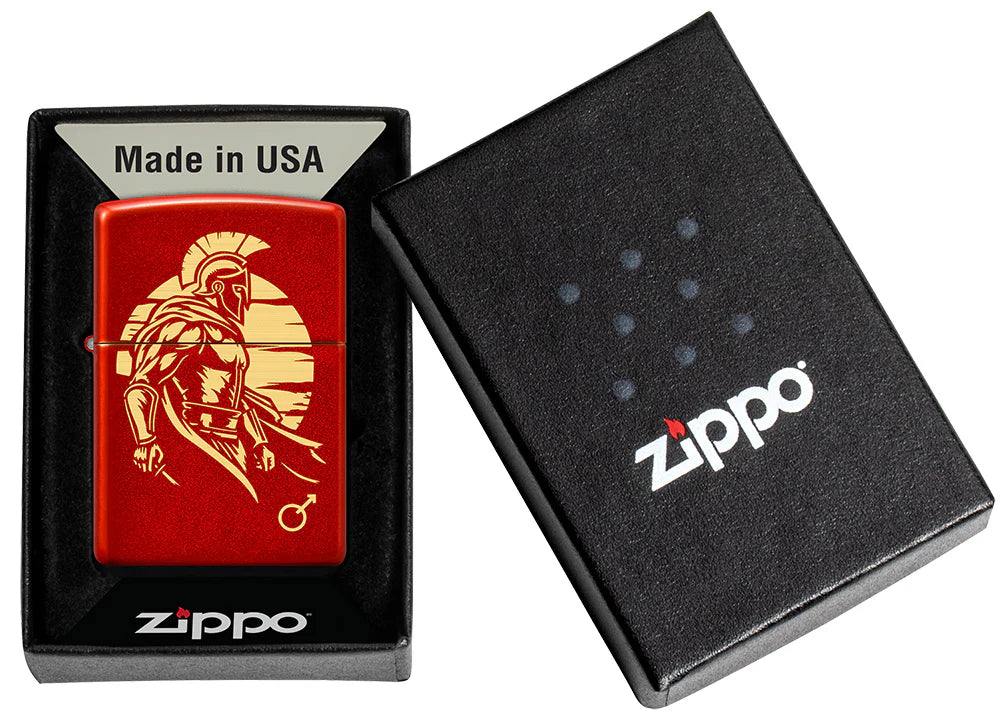 Zippo-Feuerzeug mit Kriegergravur in geöffneter Geschenkbox.