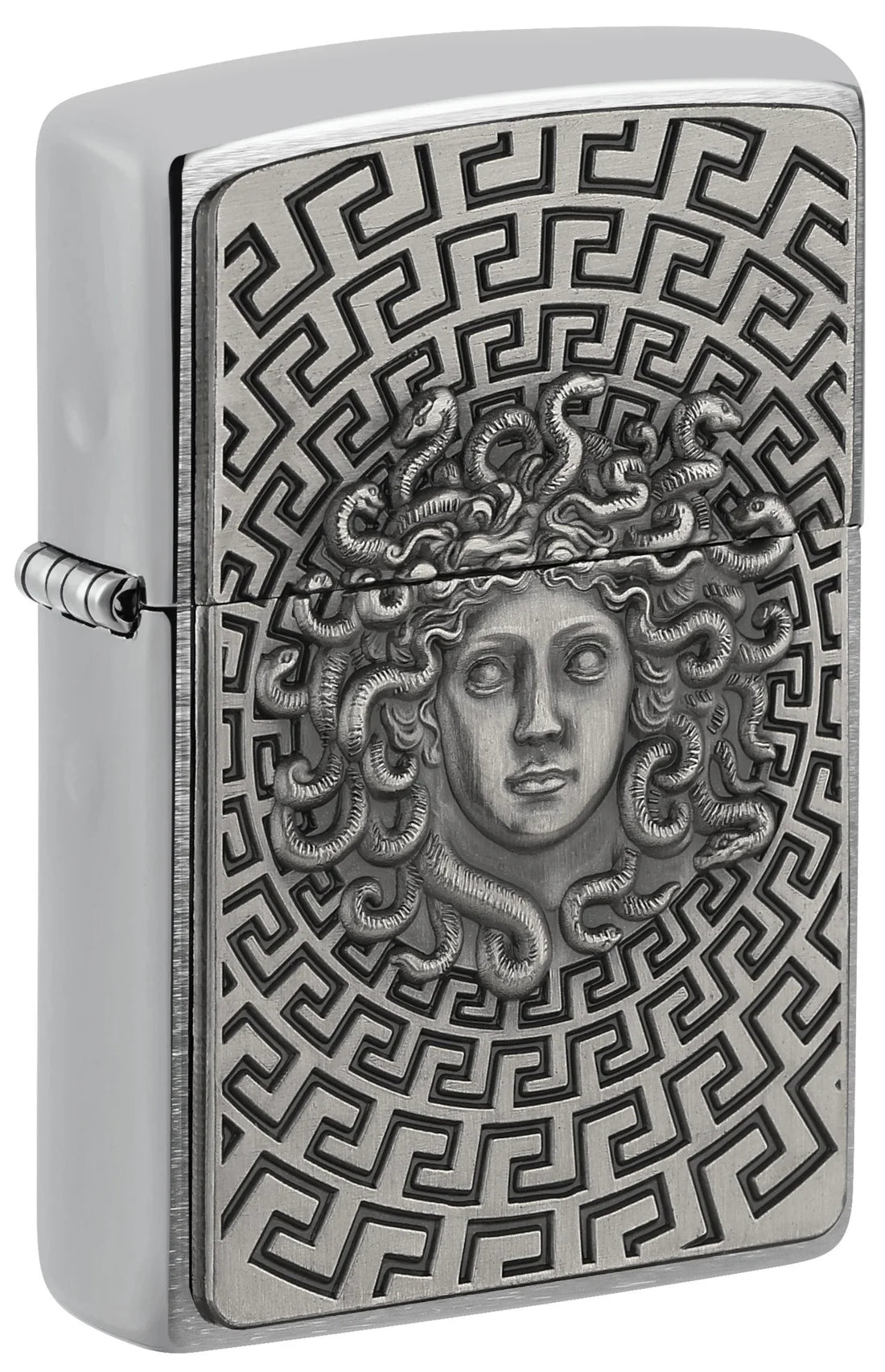 Gebürstetes Zippo Chrom-Feuerzeug mit Medusa-Emblem und Labyrinthgravur, Frontansicht