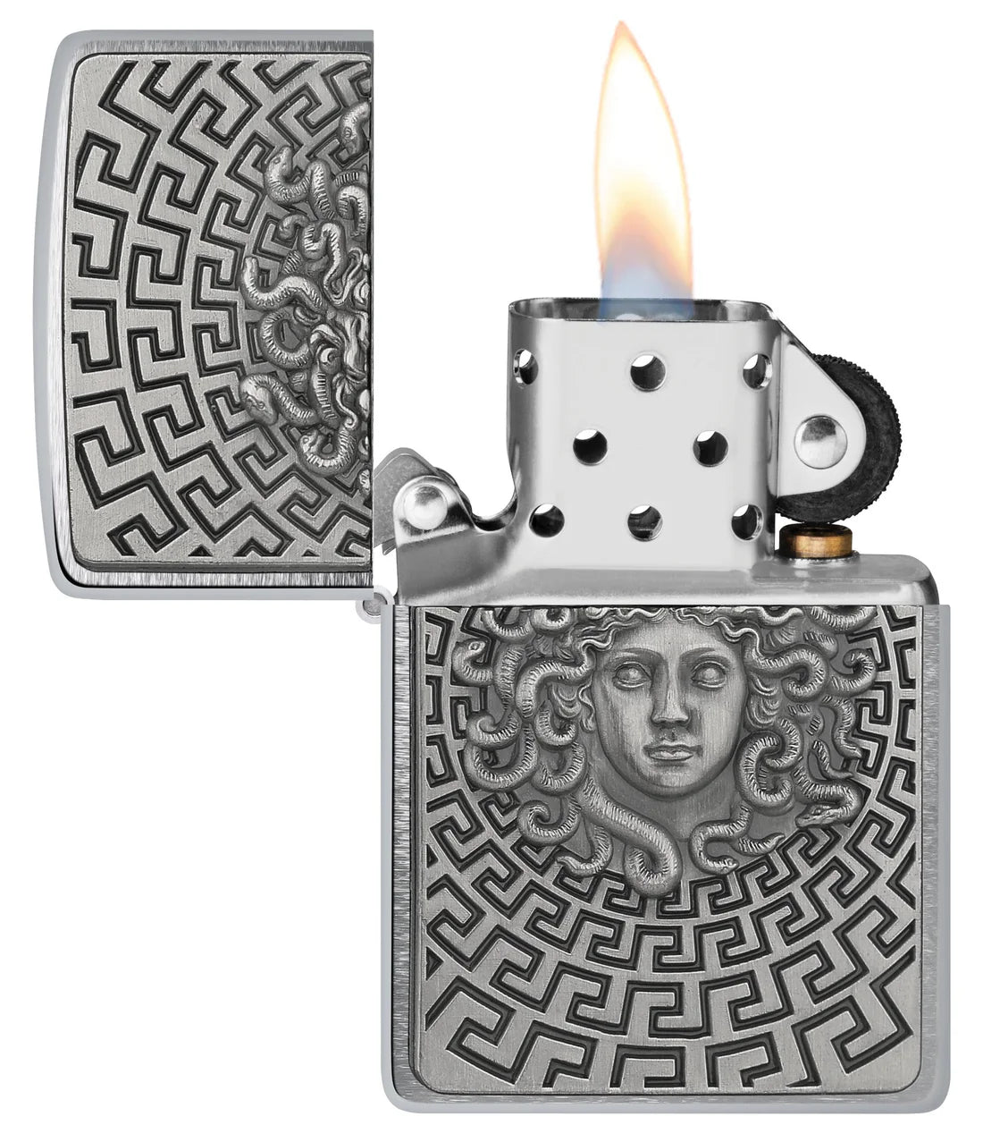 Geöffnetes Zippo Chrom-Feuerzeug mit Flamme, Medusa-Emblem und tiefem Muster, Detailansicht