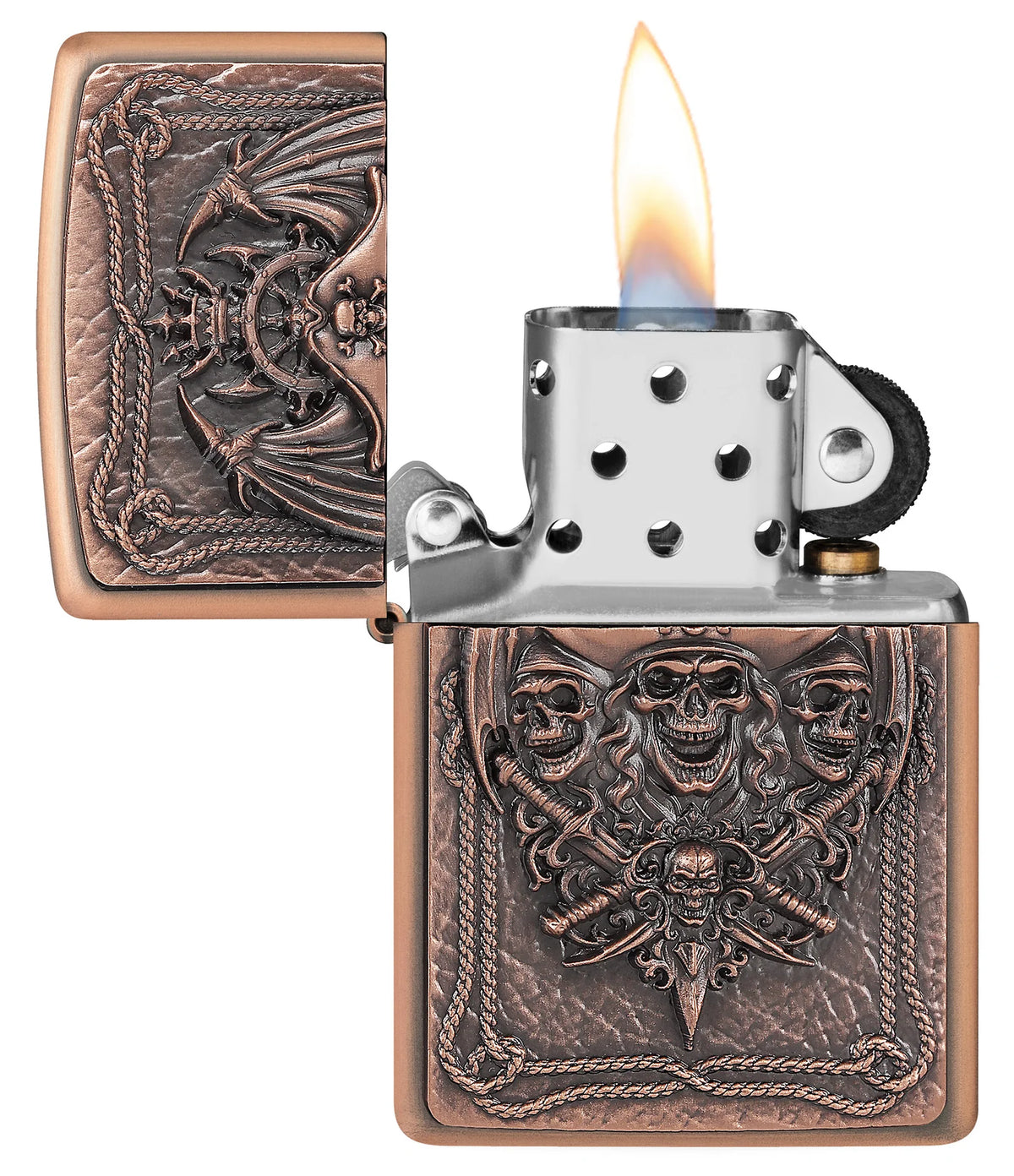 Zippo Pirat Limited Edition geöffnet mit Flamme, Totenkopf-Motiv und silbernem Einsatz