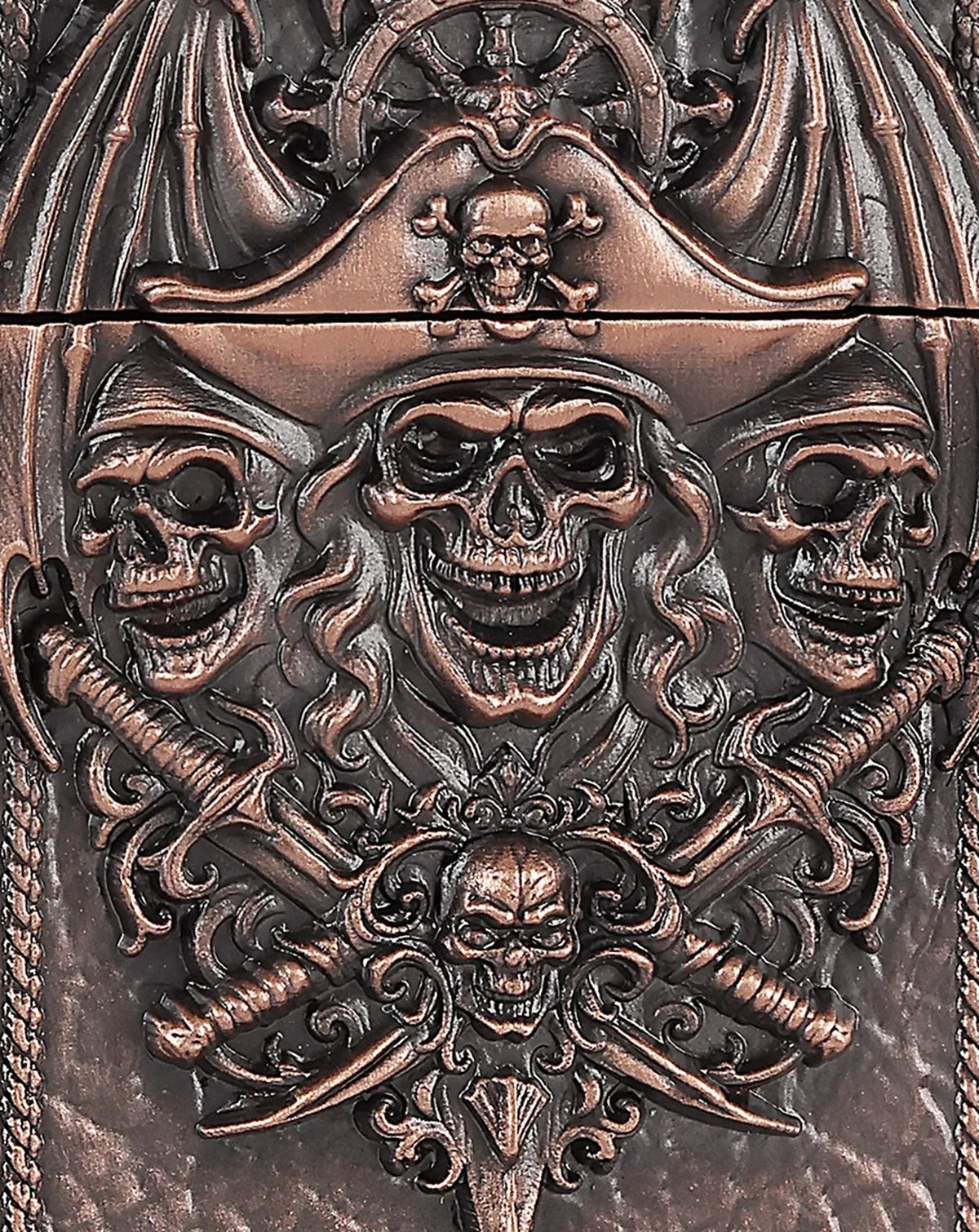 Zippo Pirat Limited Edition Makroaufnahme mit Totenköpfen, Säbeln und detailreichem Emblem