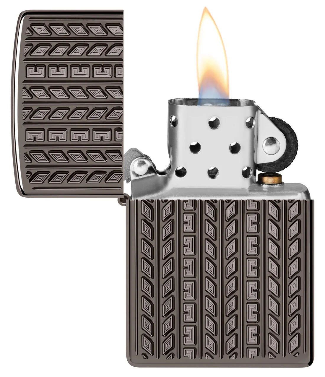 Offenes Zippo mit Flamme und rundum Lasergravur im Reifenprofil-Stil