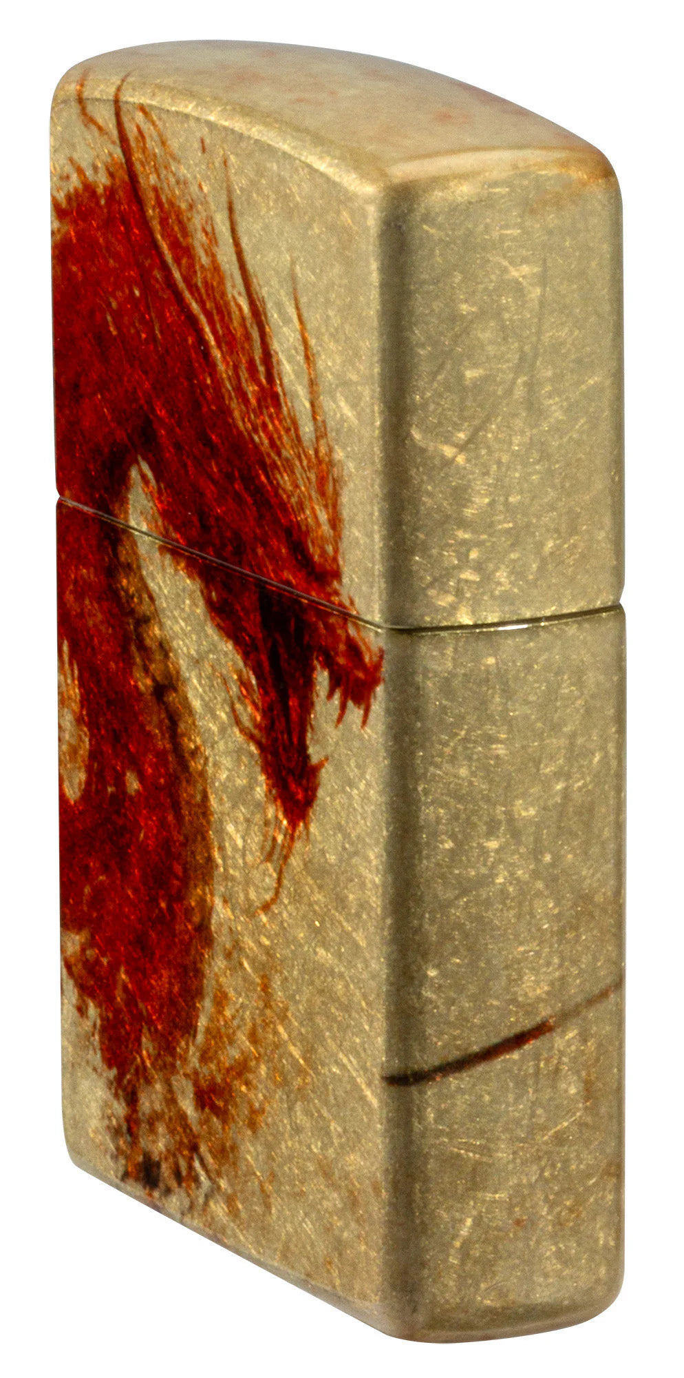 Zippo Schrägansicht: Drachenmotiv läuft über die Kante, tumbled Oberfläche mit Patina-Look.