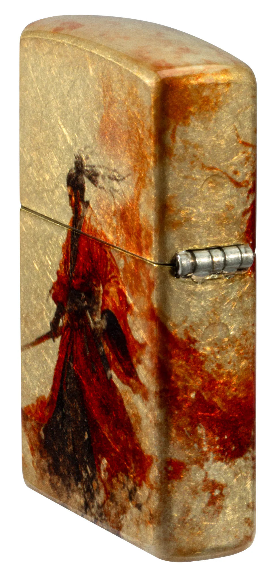 Zippo Scharnieransicht: Samurai-Motiv seitlich sichtbar, rote Farbakzente auf Messing.