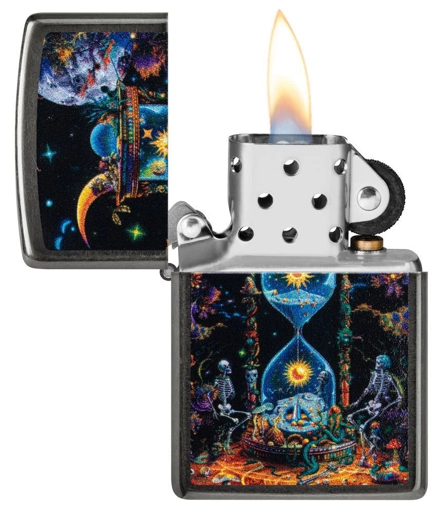 Zippo Feuerzeug Kosmische Sanduhr, geöffnet mit Flamme