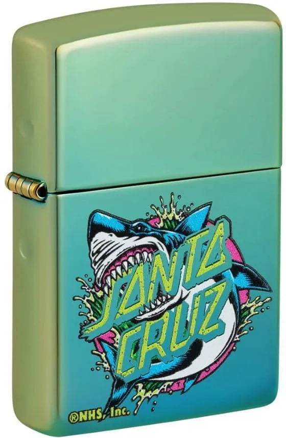 Feuerzeug mit Hai-Motiv und Santa-Cruz-Schriftzug auf türkisfarbenem Gehäuse – schräge Frontansicht