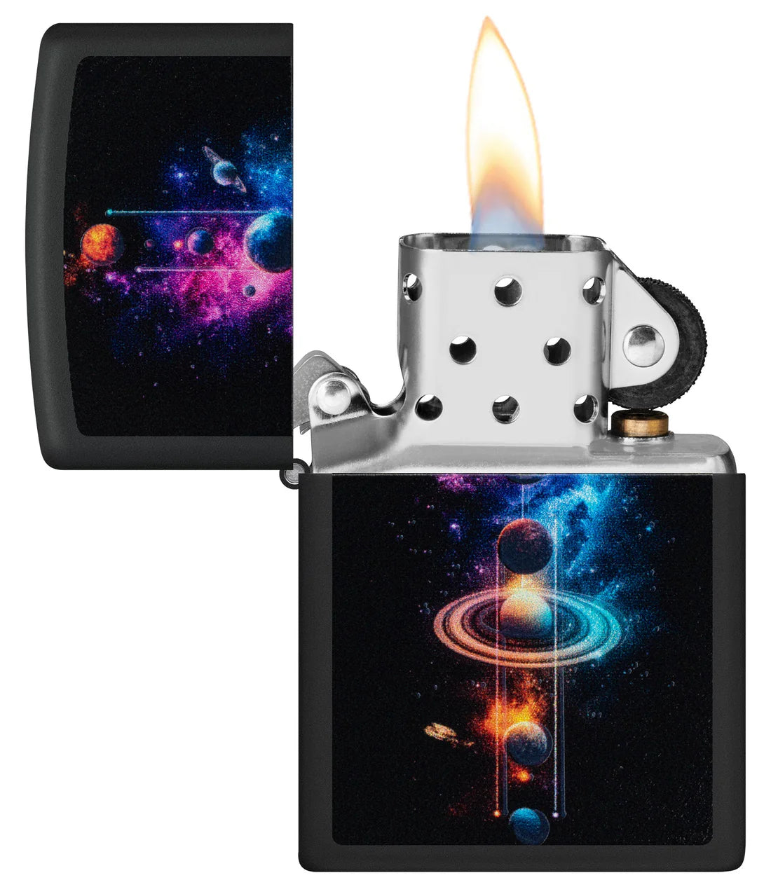 Geöffnetes schwarzes Zippo Feuerzeug mit Flamme und kosmischem Planetenmotiv auf der Front
