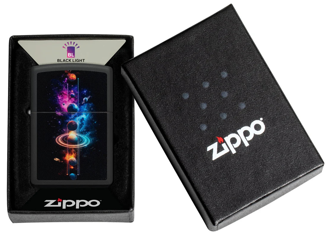 Schwarzes Zippo Feuerzeug mit Black-Light-Planetenmotiv in Geschenkbox