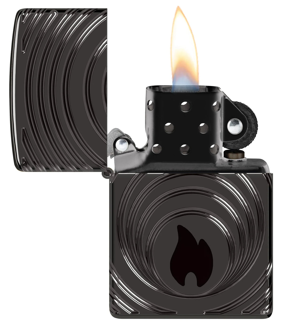 Zippo Spezialedition 2026 geöffnet mit brennender Flamme, schwarzem Einsatz und dekoriertem Deckel