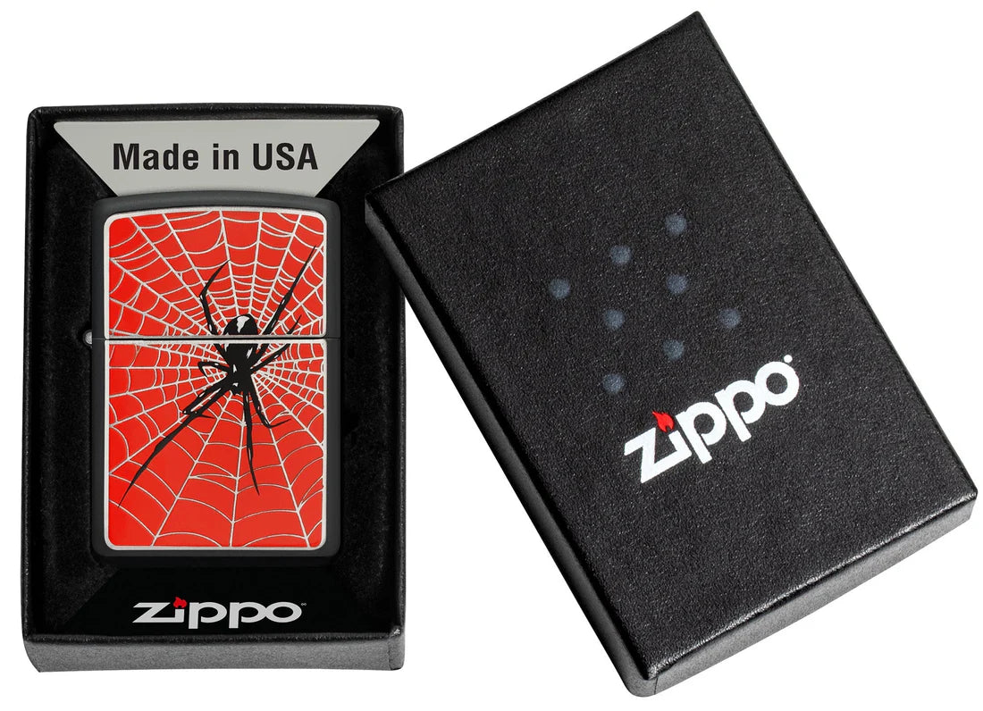 Zippo Feuerzeug Spinne Rot geöffnet mit Flamme
