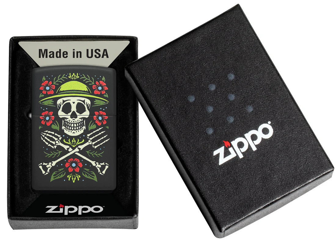 Matt schwarzes Zippo Feuerzeug mit Totenkopfmotiv in Geschenkverpackung one box