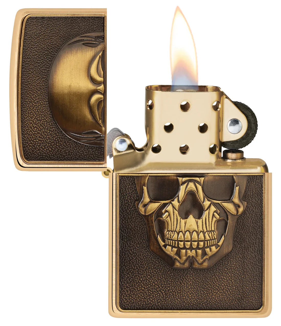 Zippo mit goldenem Totenkopf Emblem geöffnet mit Flamme