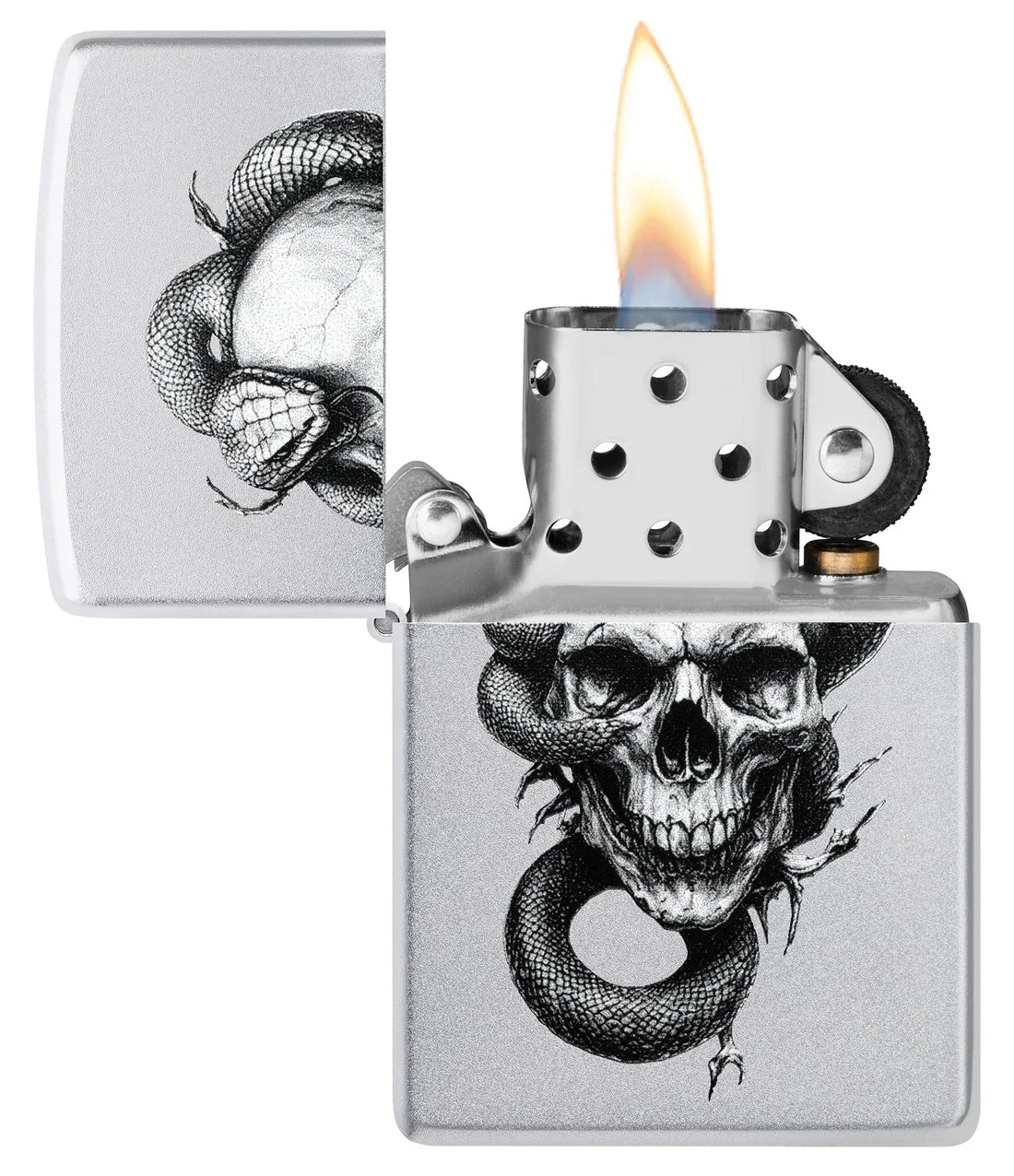 Geöffnetes Zippo Satin-Chrome-Feuerzeug mit Flamme und Totenkopf-mit-Schlange Motiv auf der Vorderseite