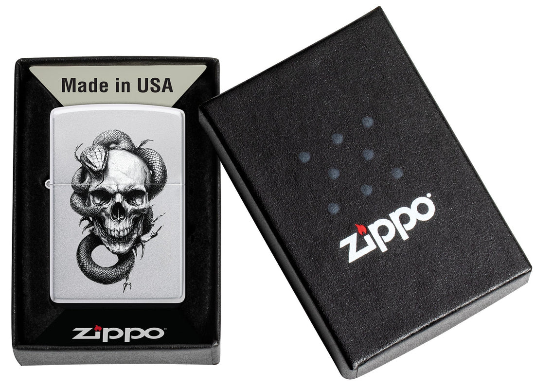 Zippo Feuerzeug in Geschenkverpackung,  Motiv Totenkopf mit Schlange sichtbar