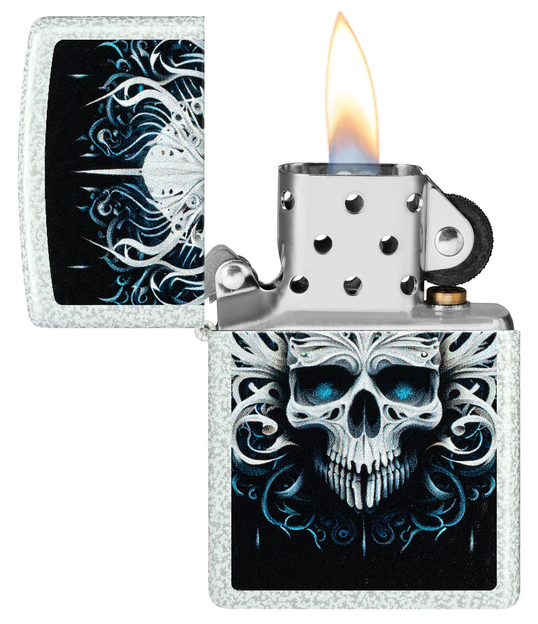 Zippo Feuerzeug geöffnet mit Flamme, Totenkopf Motiv und Clacier Basic Optik