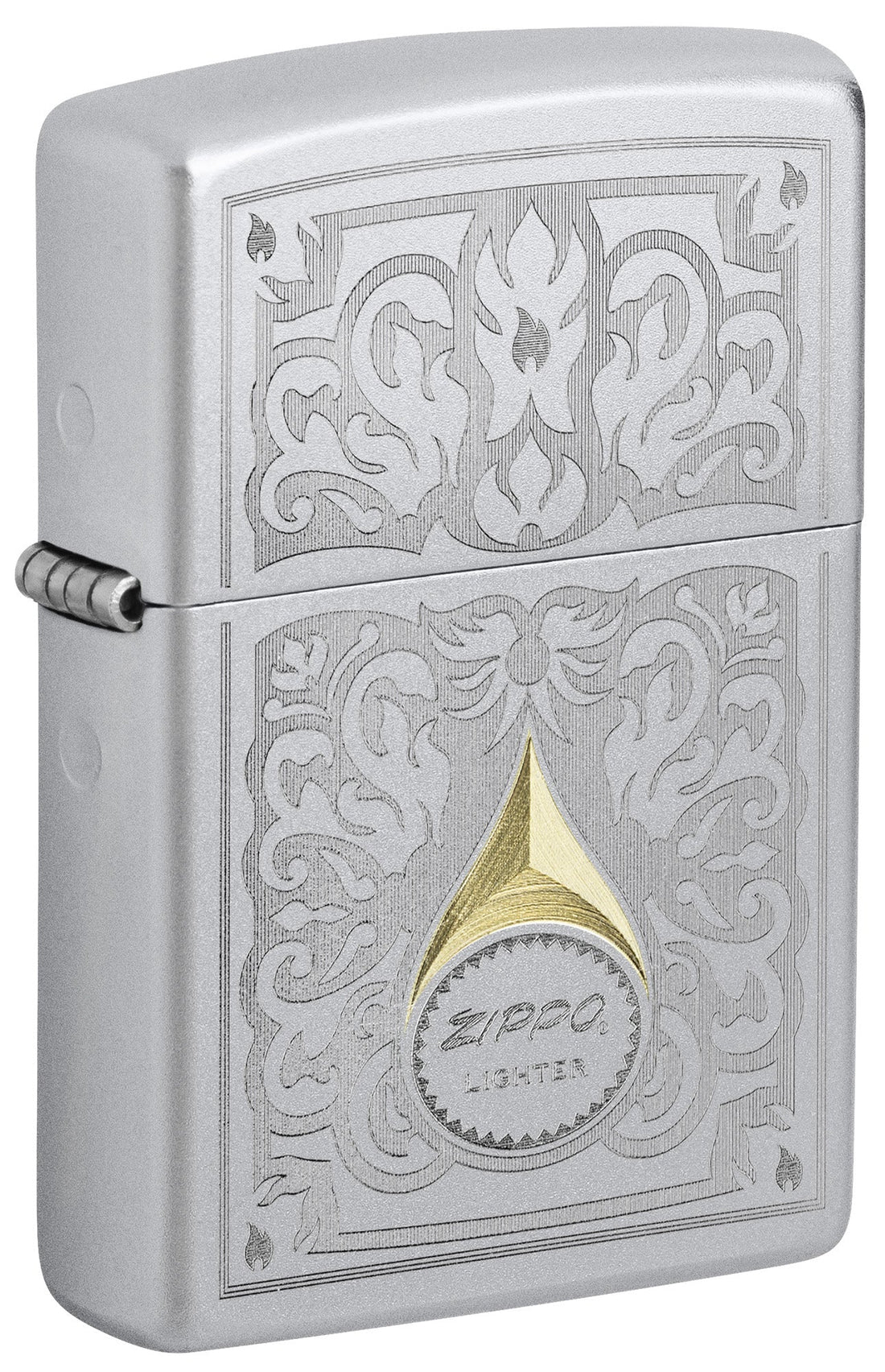 Zippo Satin-Chrome Sturmfeuerzeug mit ornamentalem Gravurrahmen und goldfarbenem Tropfen-Emblem auf der Vorderseite.