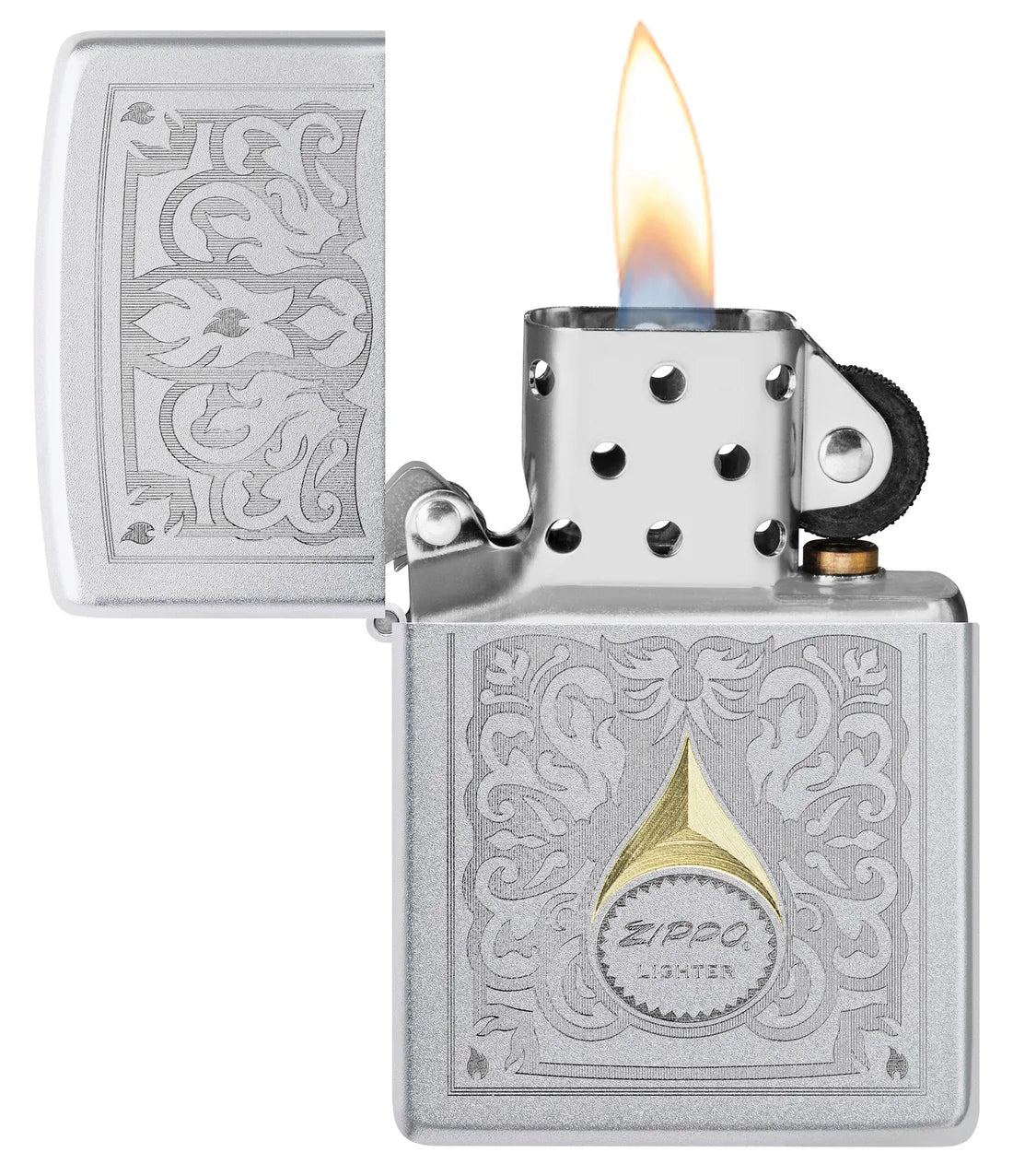 Geöffnetes Satin-Chrome Zippo Sturmfeuerzeug mit brennender Flamme, gelochtem Windschutz und sichtbarer Frontgravur.