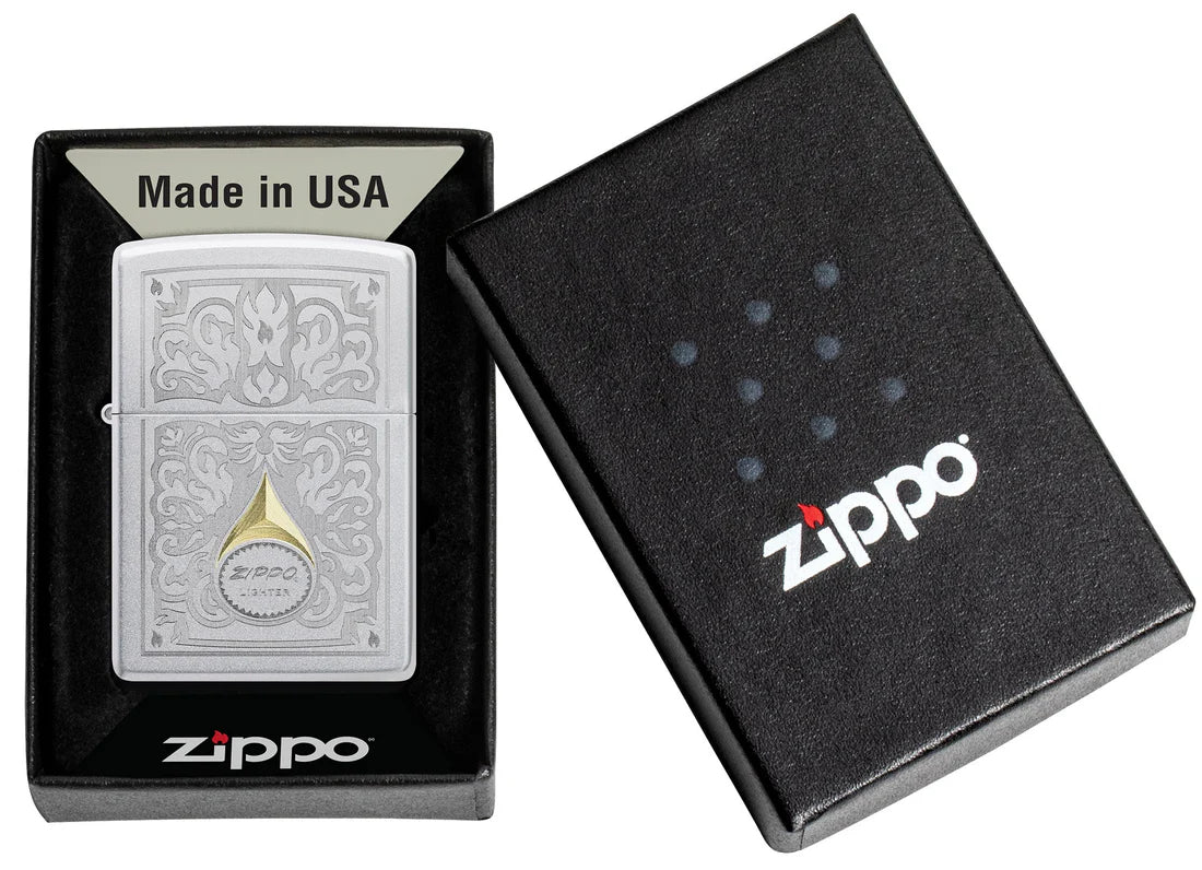 Satin-Chrome Zippo Sturmfeuerzeug in Originalbox neben schwarzer Geschenkbox mit Logo.
