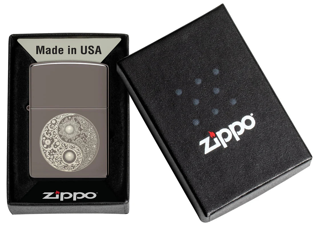 Zippo Black-Ice-Feuerzeug in Geschenkbox, Produkt und Verpackung in der Präsentation