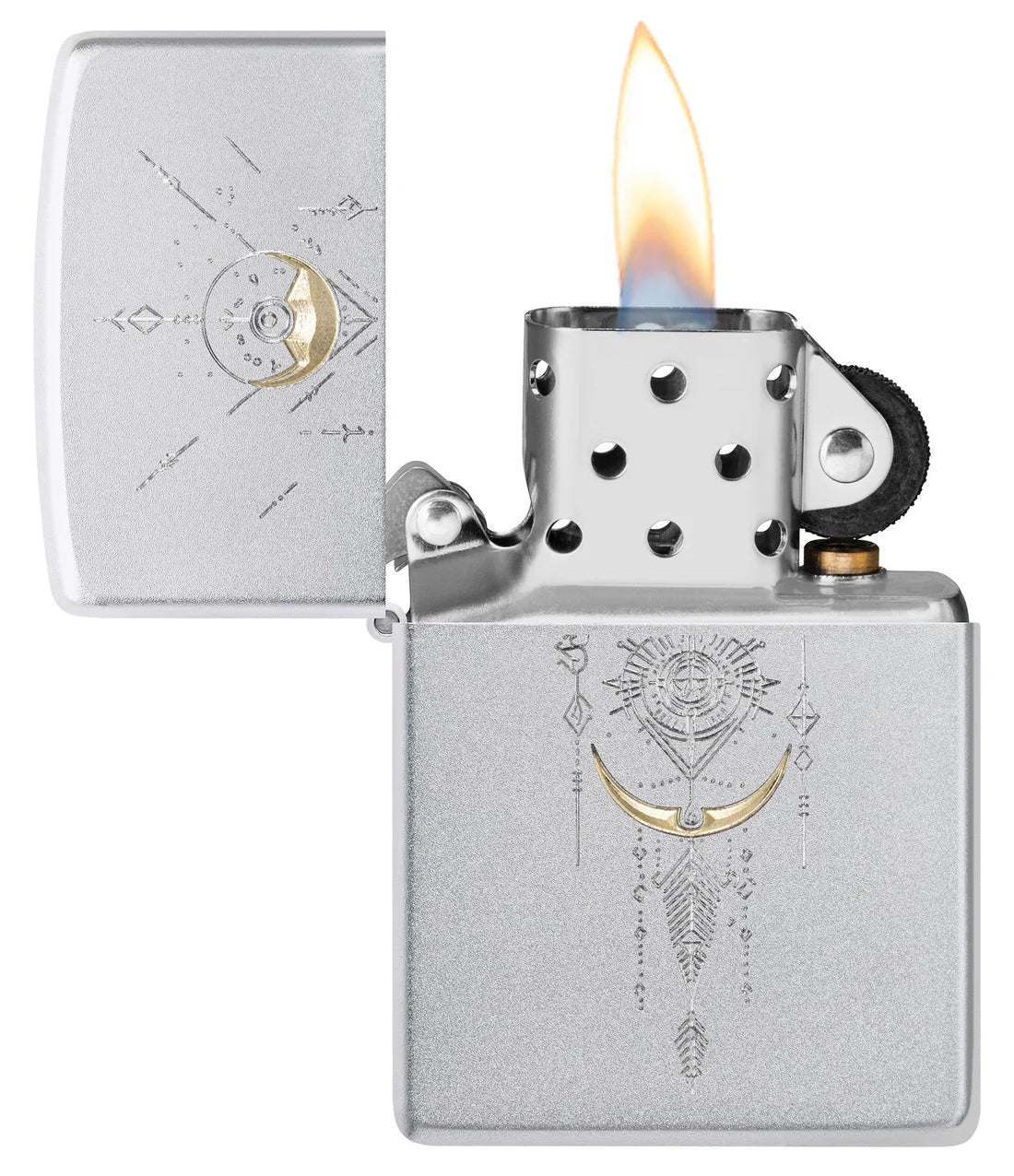 Offenes Satin-Chrome-Zippo-Feuerzeug mit Flamme und feiner zweifarbiger Gravur
