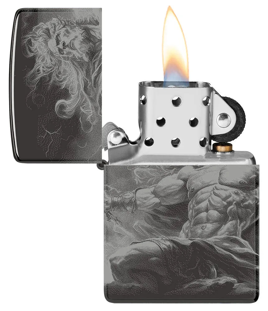 Geöffnetes Zippo-Feuerzeug mit brennender Flamme und graviertem Zeus-Motiv – eindrucksvolles Design mit Götterthema.