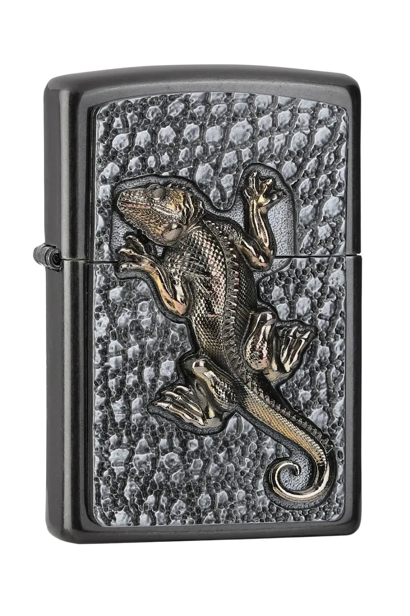 Ein goldenfarbiger Gecko auf ein Emblem-Mauer. Ein wunderbares Emblem Zippo Feuerzeug auf der Basis eines Grey-Dusk Basic.