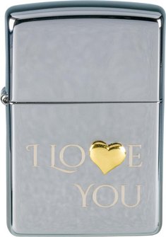 Ein wunderschönes High Polish Chrome Zippo Feuerzeug mit einem goldenen Herzen und dem Text - I love you -, geliefert in einer wunderbaren Holzbox. Das ist Liebe.