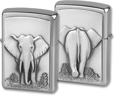 Einfach nur genial, dieses Zippo Feuerzeug hat ein Elefanten Emblem auf der Vorder- und auf der Rückseite. Zusätzlich wird es in einer wunderbaren Spiegelbox geliefert. 