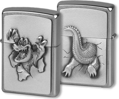 Einfach nur genial, dieses Zippo Feuerzeug hat ein Krokodil Emblem auf der Vorder- und auf der Rückseite. Zusätzlich wird es in einer wunderbaren Spiegelbox geliefert. 