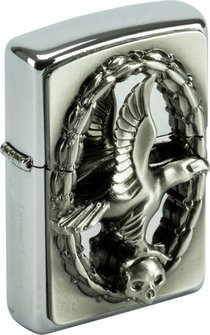 Ein wunderbares Zippo Adler Feuerzeug auf einem High Polish Chrome Modell. Der Adler fliegt über einen Spiegel. Toll und originell produziert.