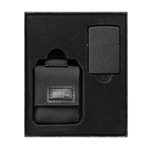 Ein wunderbares Geschenkset, mit militärischen Spezialmaterialen hergestellt. Das Zippo Geschenkset beinhaltet:  1 Zippo Black Crackle 1" und 2" Nylon Gurtband