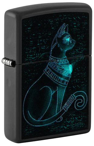 Diese spirituelle Katze leuchtet blau im Dunkeln. Ein sehr spezielles Zippo Katze auf einem Black Matte Benzinfeuerzeug.