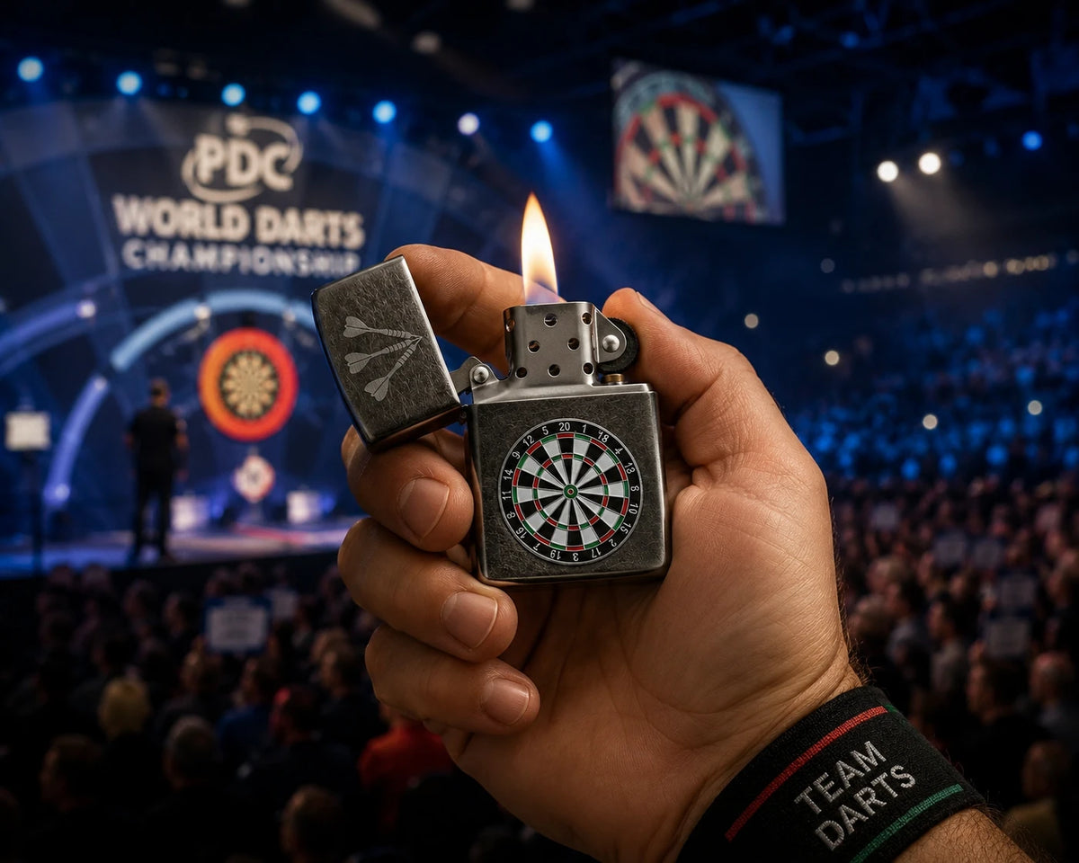 Zippo Feuerzeug Dart Scheibe Emblem in der Hand vor einer Dartsport-Kulisse