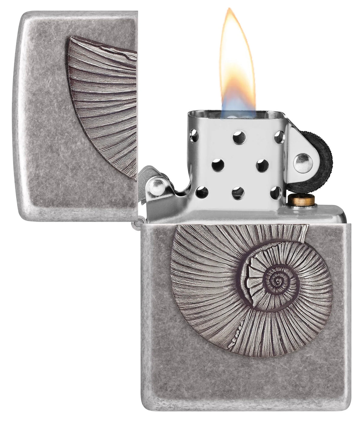 Geöffnetes Zippo Feuerzeug Fossile Muschel mit sichtbarer Flamme und Antique Silver Oberfläche