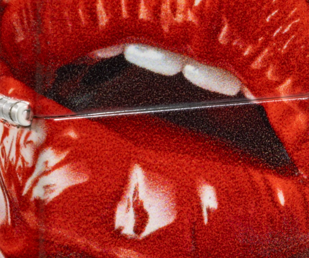 Detailaufnahme Zippo Red Lips mit glänzend wirkenden roten Lippen und hellen Reflexen