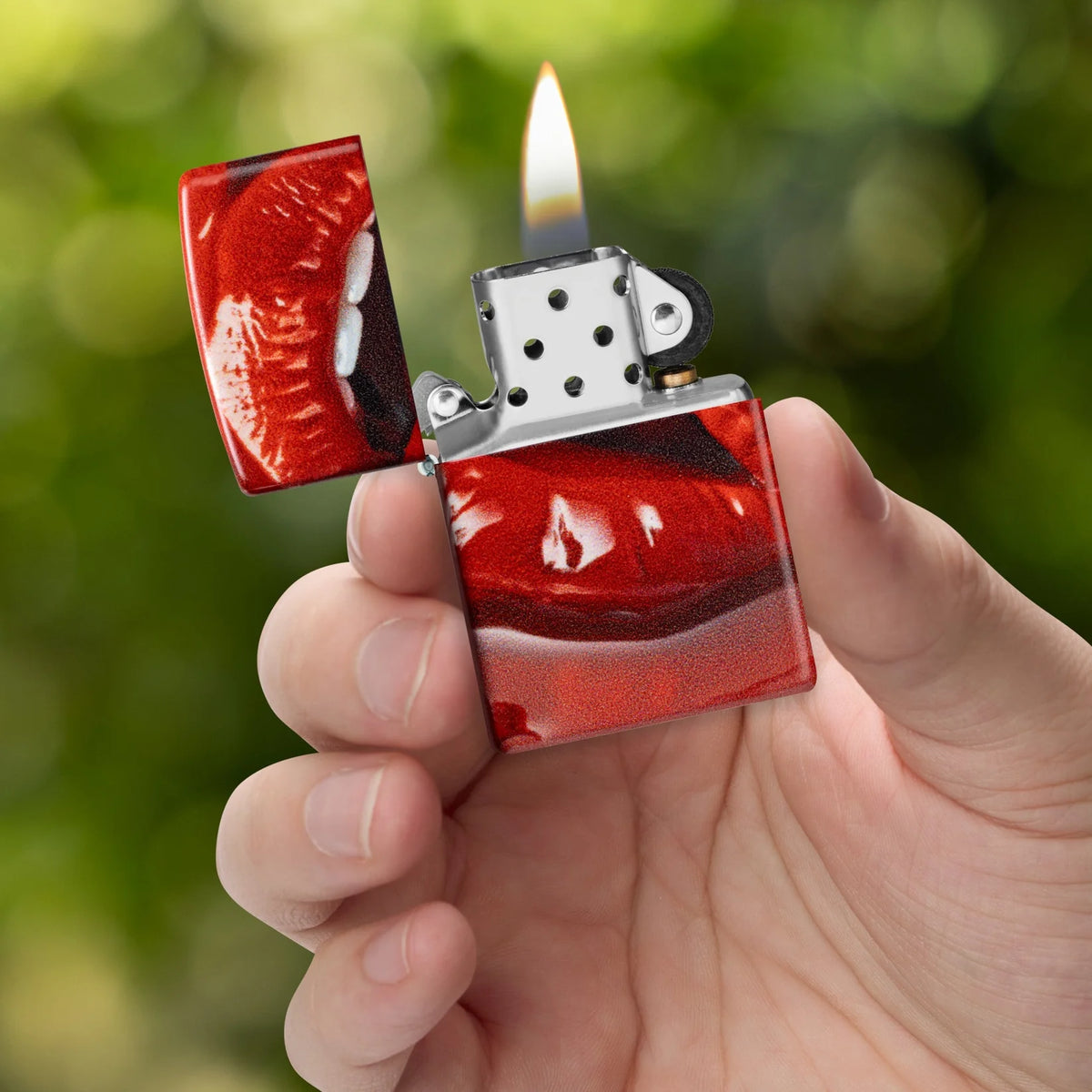 Geöffnetes Zippo Red Lips in der Hand mit sichtbarem Einsatz und rotem 540 Grad Motiv