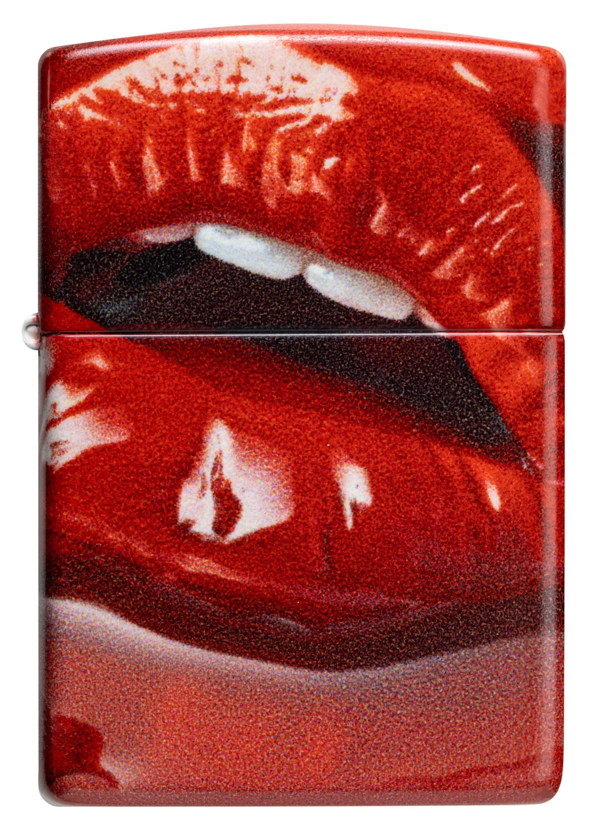 Frontales Zippo Red Lips mit intensivem roten Lippenmotiv, Reflexen und dunklen Kontrasten
